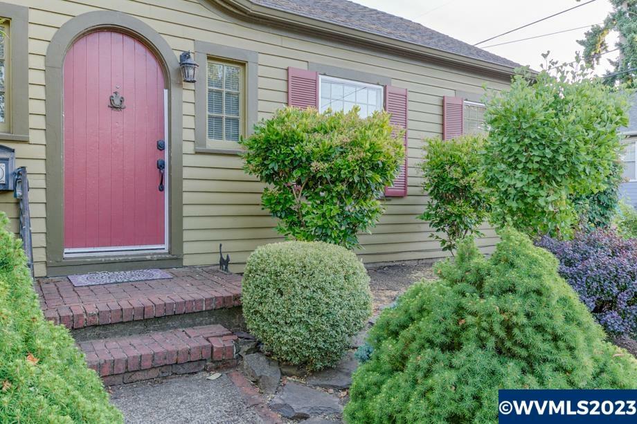 Property Photo:  760  E St NE  OR 97301 