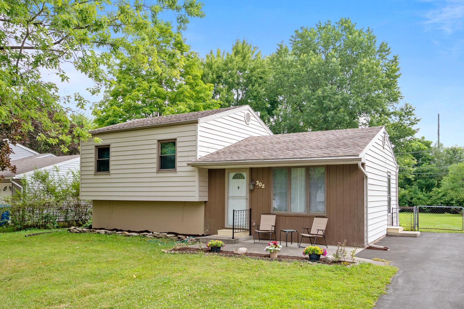 Property Photo: 302 Eastwood Avenue OH 43015