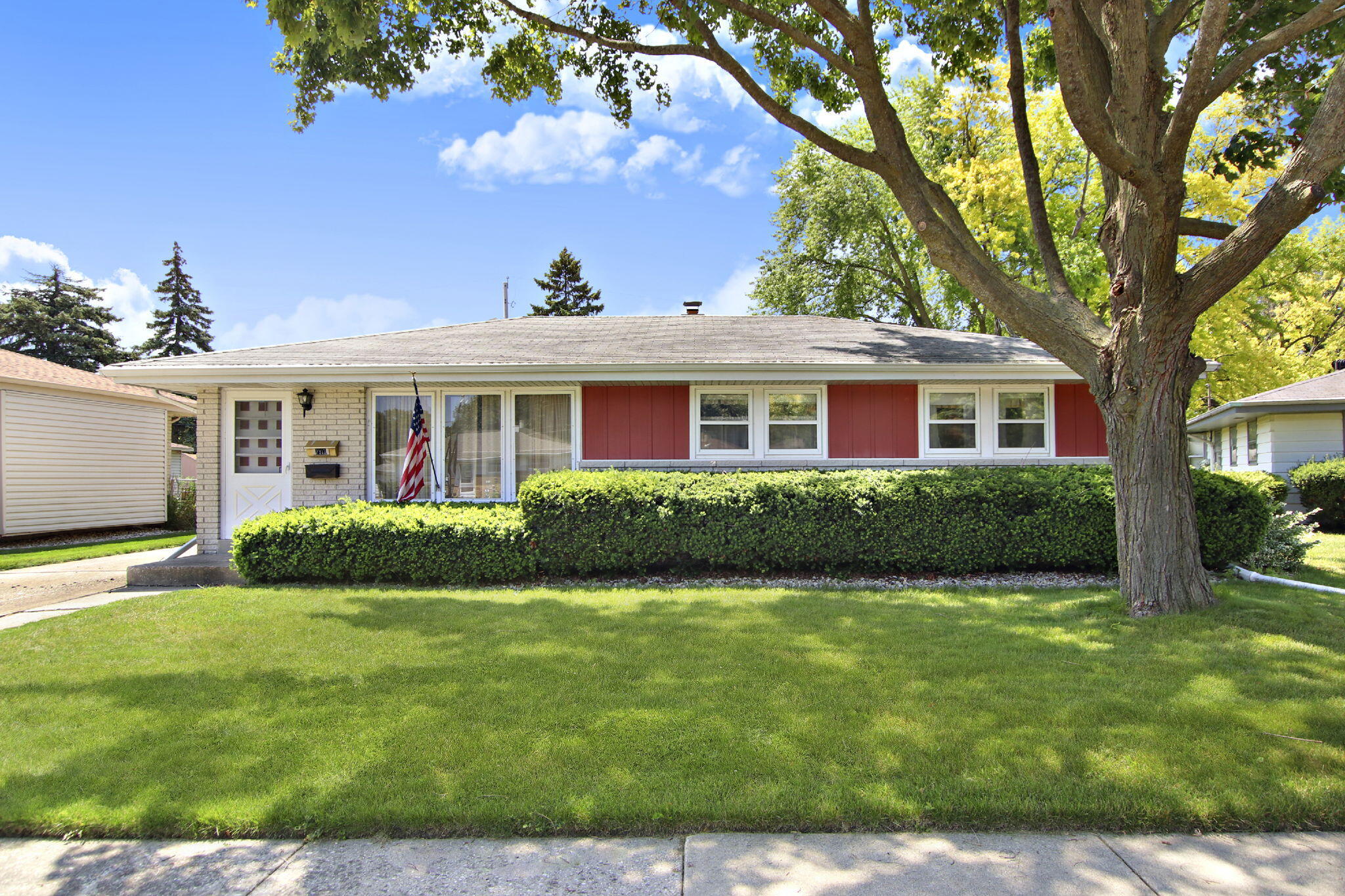 Property Photo: 2913 Rosalind Ave WI 53403