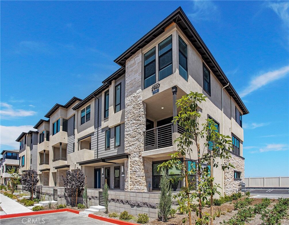 Property Photo:  2947 Lincoln Avenue W 6  CA 92801 