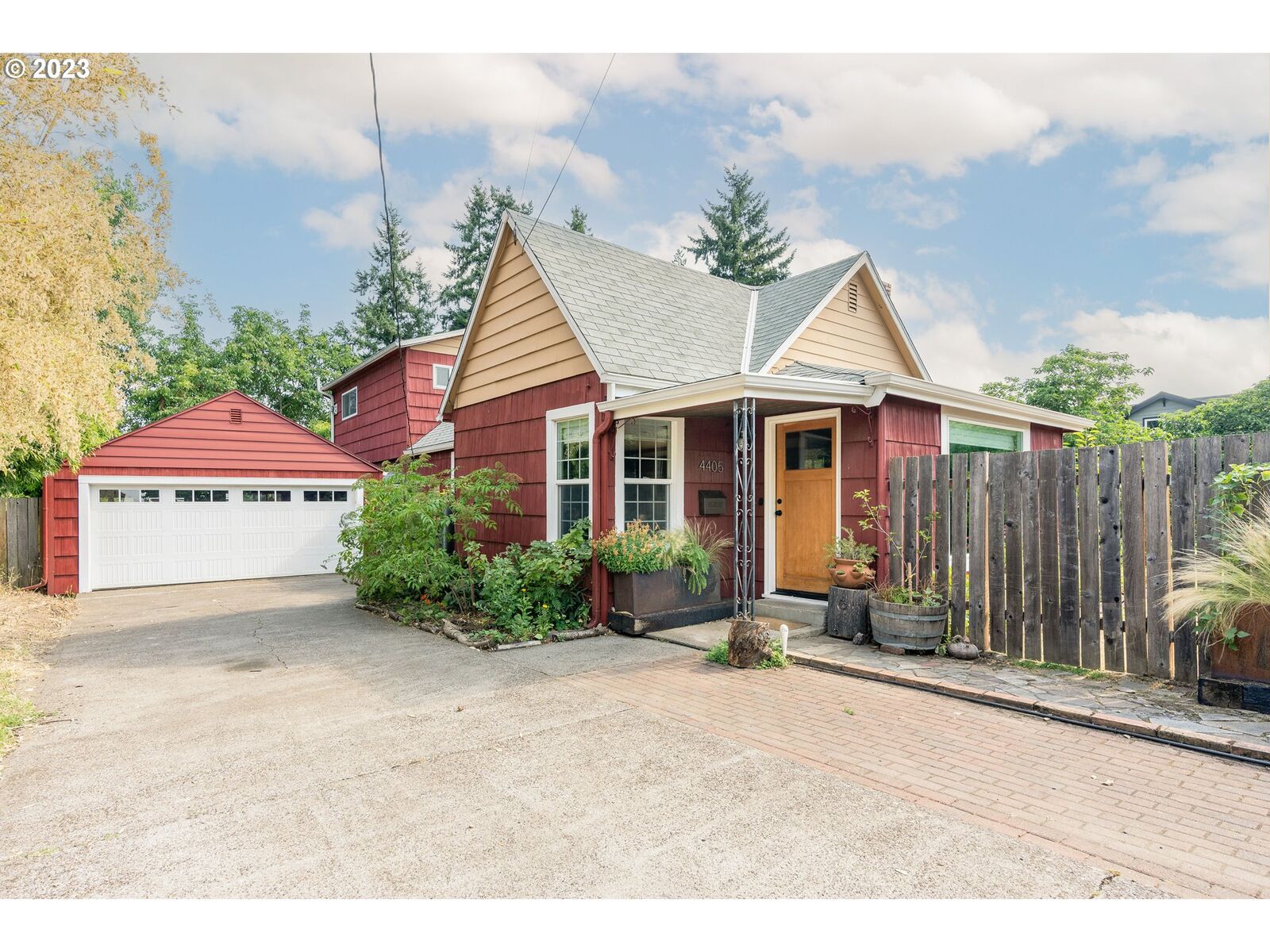 Property Photo: 4405 NE Alberta St OR 97218