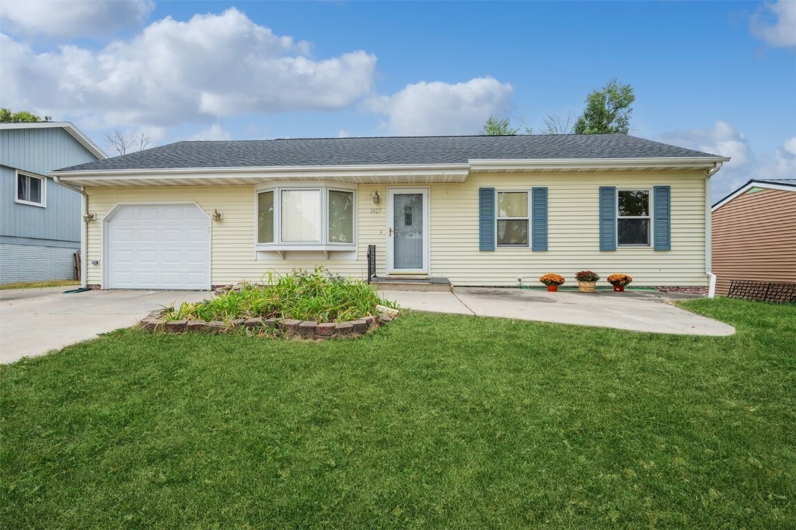 Property Photo:  3427 Ardsley Ln  IA 52404 