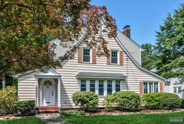 Property Photo:  552 Hillcrest Road  NJ 07450 