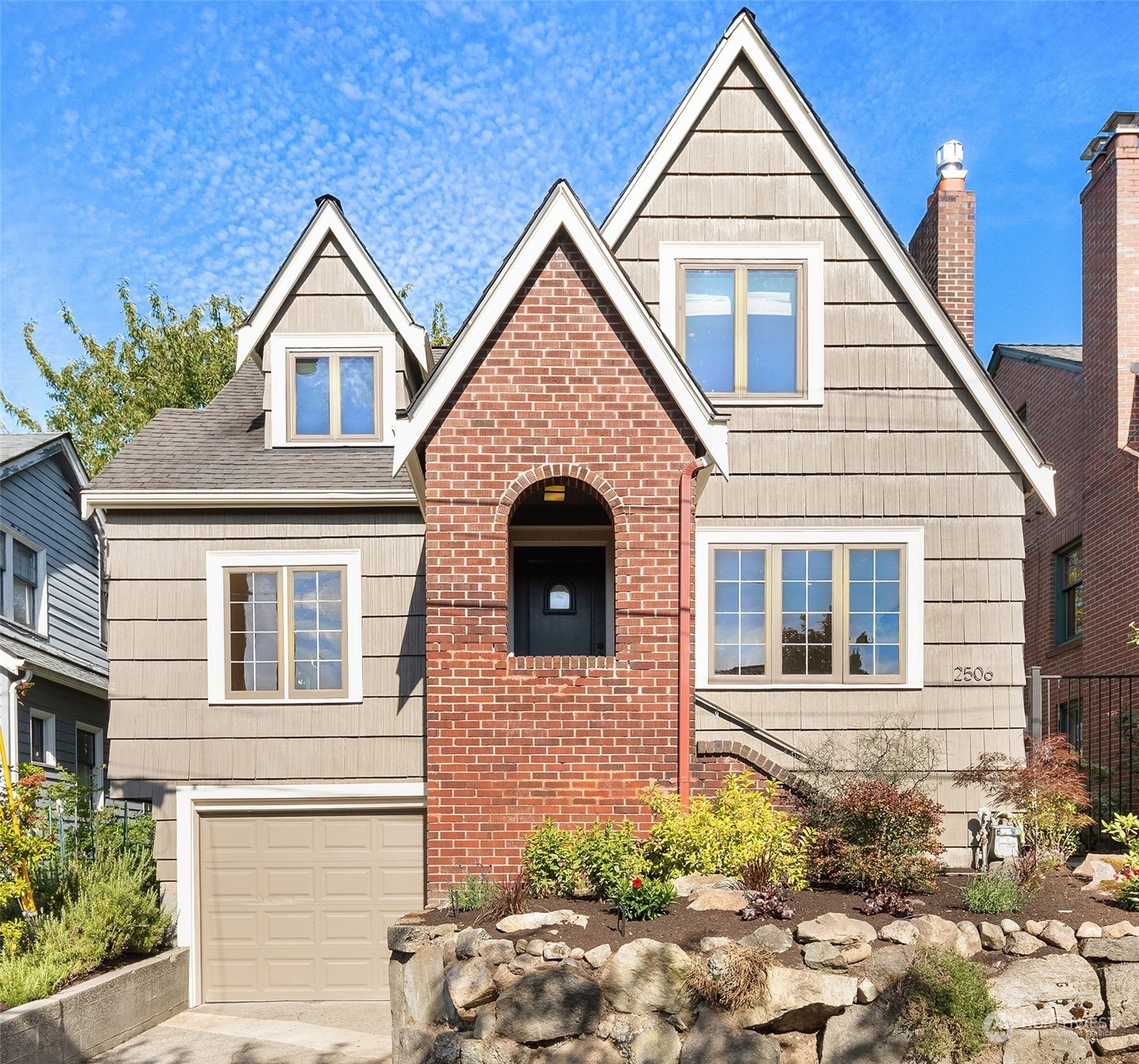 Property Photo: 2506 Nob Hill Avenue N WA 98109