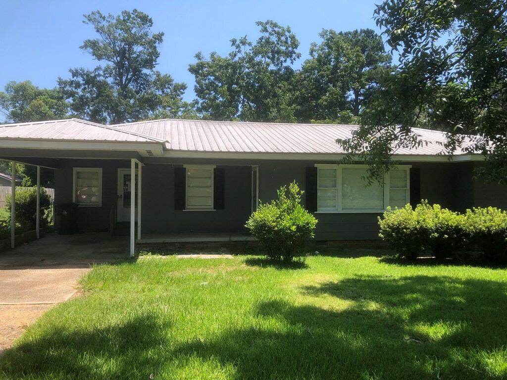 Property Photo: 801 Dusy St AL 36301