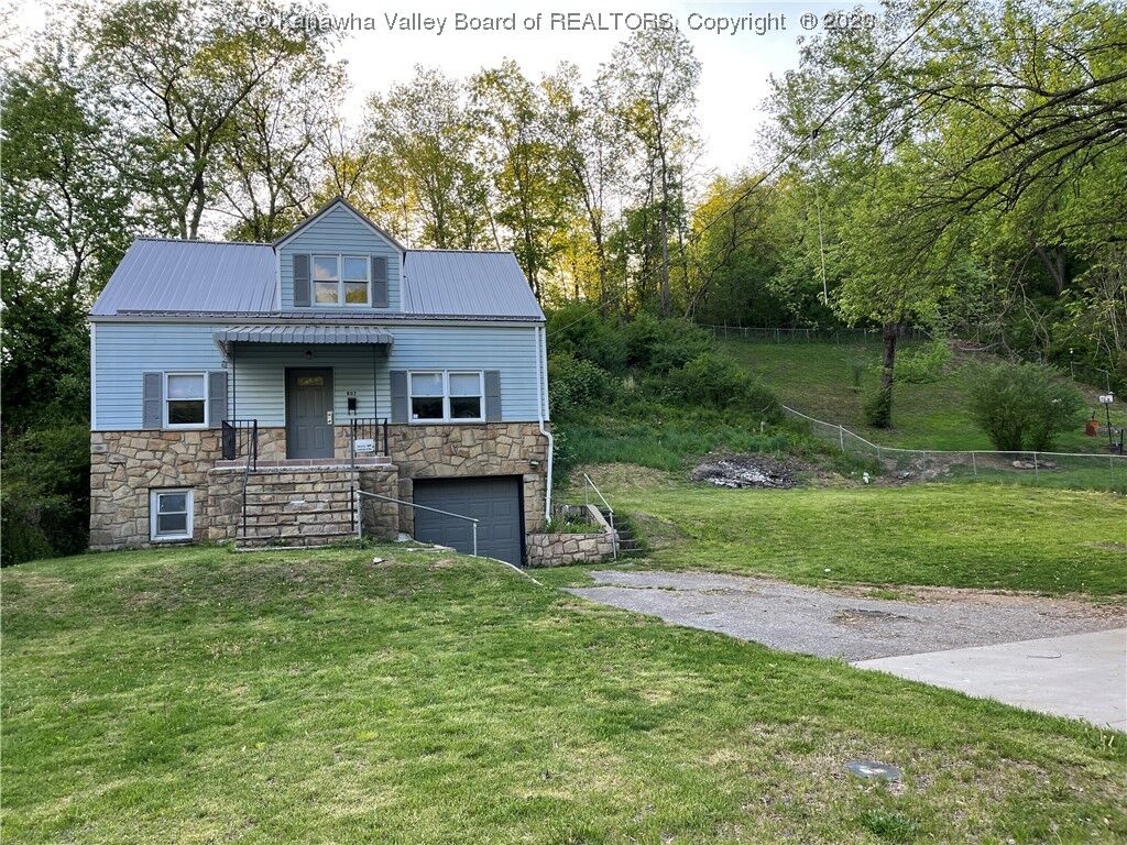 Property Photo: 807 Woodward Drive WV 25387