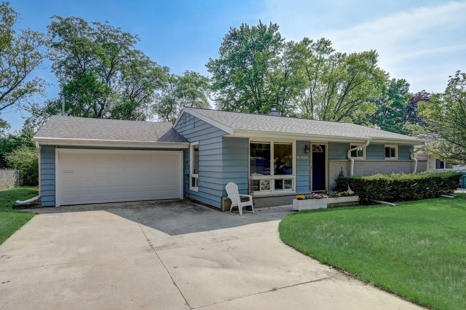 Property Photo:  N71w6089 Appletree Ln  WI 53012 