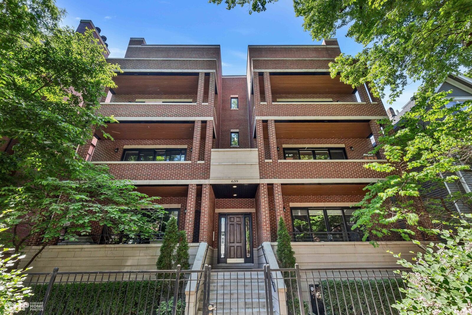 Property Photo: 639 W Briar Place 2W IL 60657