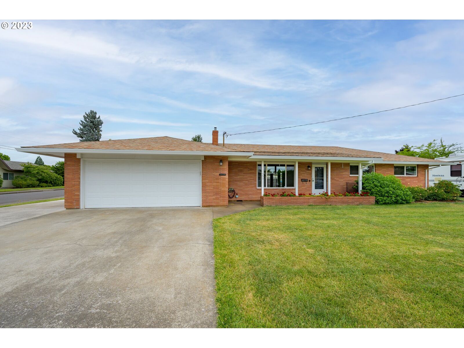 Property Photo: 553 NW 18th Pl OR 97128