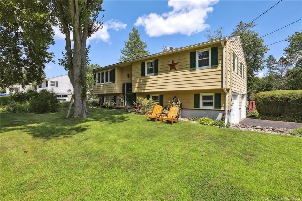 Property Photo:  20 Deerfield Drive  CT 06483