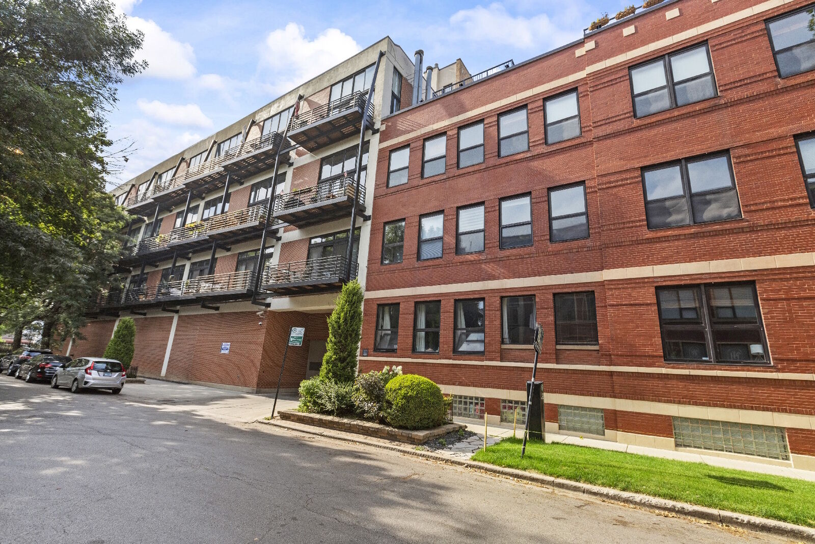 Property Photo: 2012 W Saint Paul Avenue 102 IL 60647