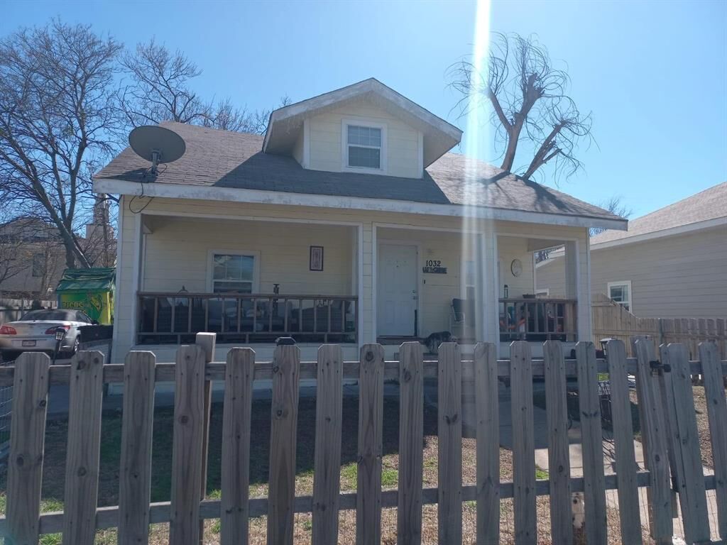 Property Photo: 1032 E Tucker TX 76104