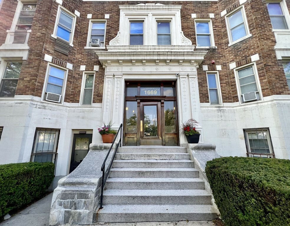 Property Photo: 1669 Commonwealth Ave 3 MA 02135