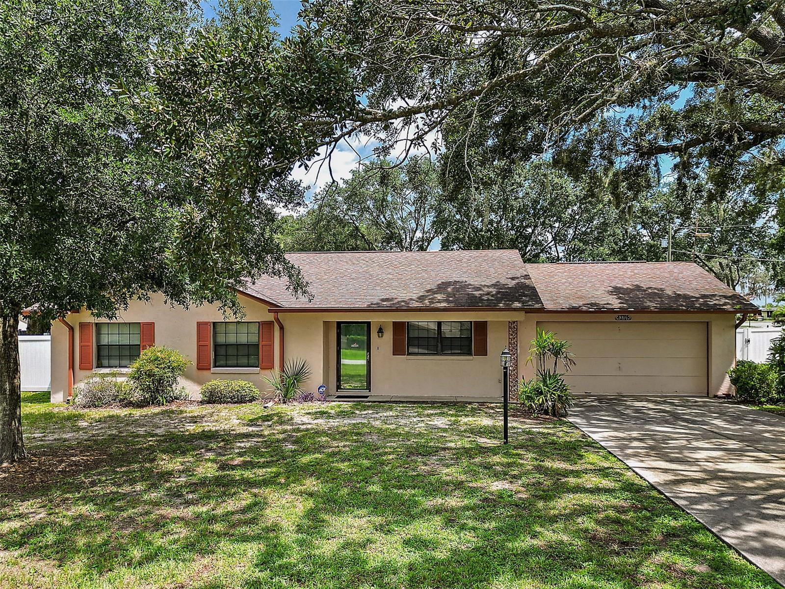 Property Photo: 13701 Devenshire Court FL 32735