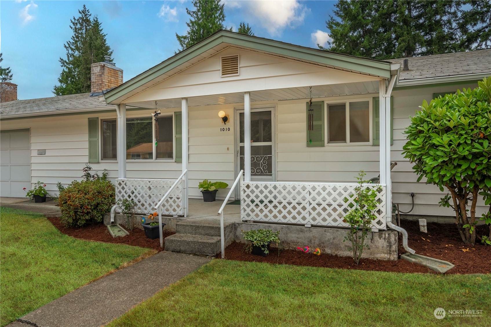 Property Photo: 1010 28th Street SE WA 98002