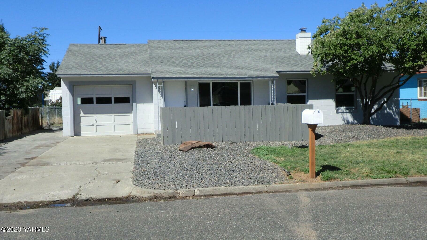 Property Photo: 1206 S 7th Ave WA 98902
