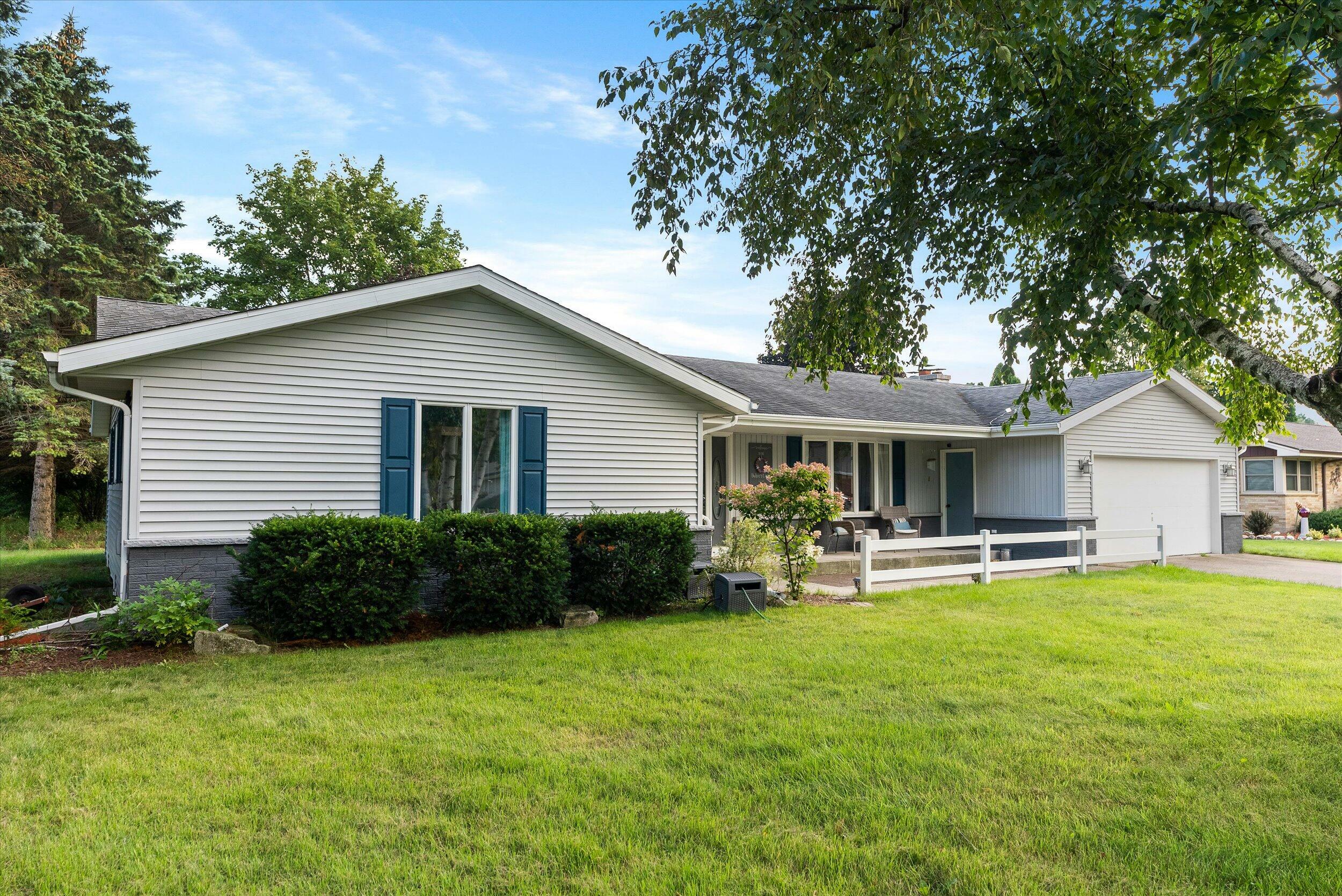 Property Photo: 1625 Riverdale Ave WI 53081