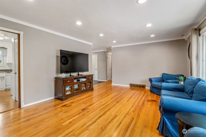 Property Photo: 14054 6th Avenue S WA 98168