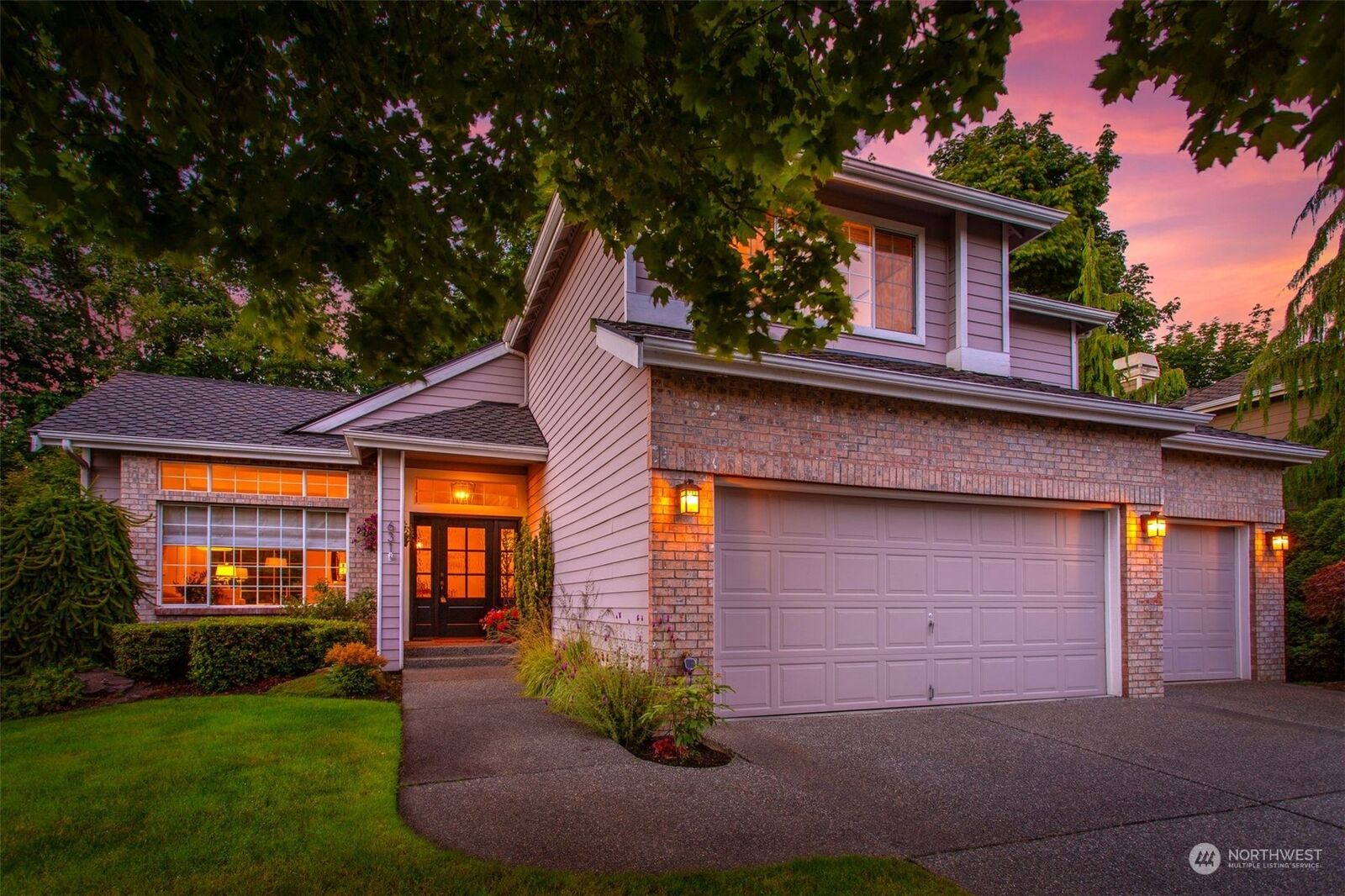 Property Photo:  631 40th Place  WA 98201 