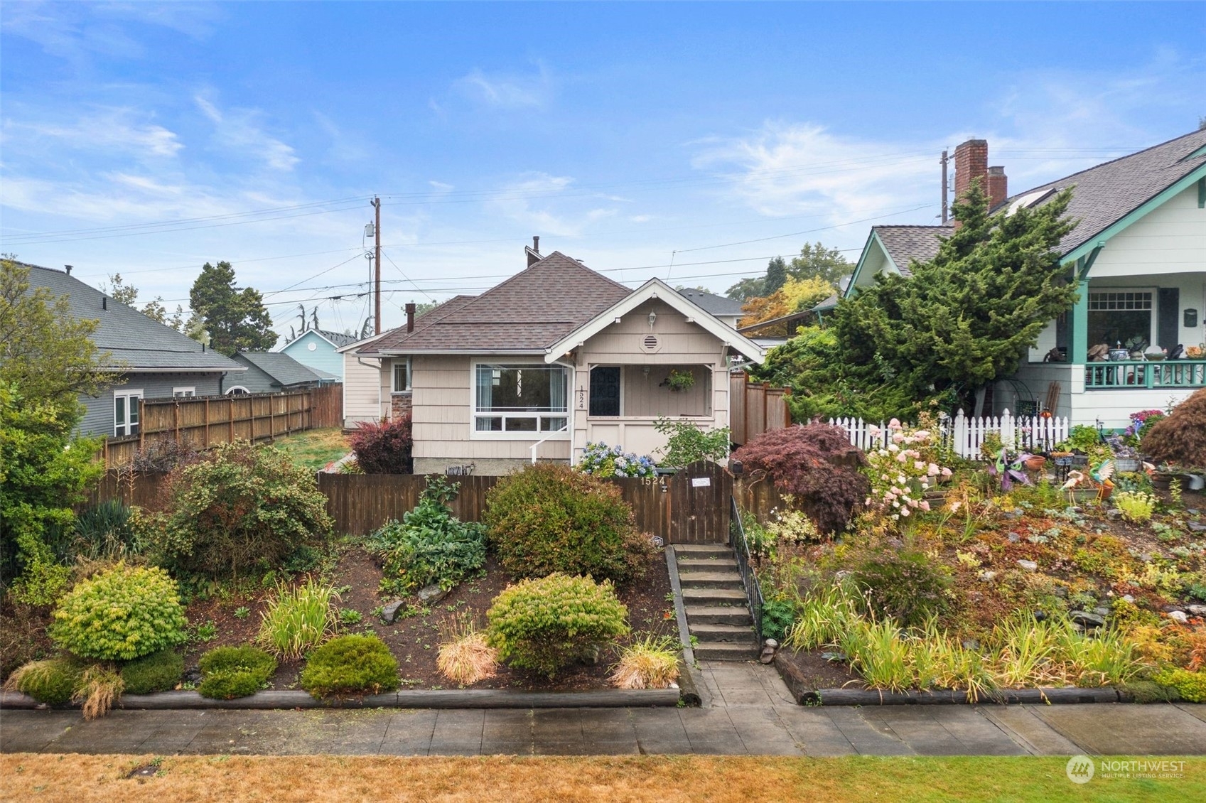 Property Photo: 1524 Rockefeller Avenue WA 98201