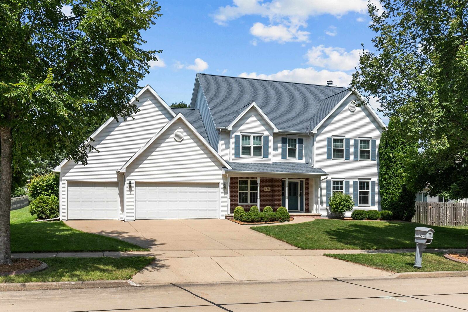 Property Photo:  620 E Apple Creek Road  WI 54913-8493 