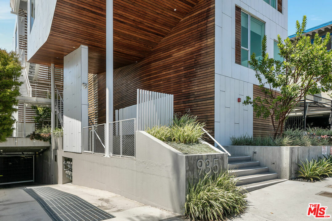 Property Photo:  935  N San Vicente Blvd  CA 90069 