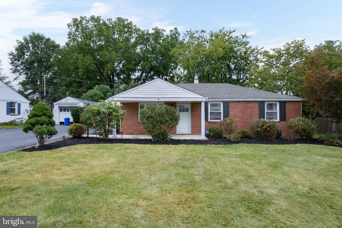 Property Photo:  812 Woodbrook Lane  PA 19462 