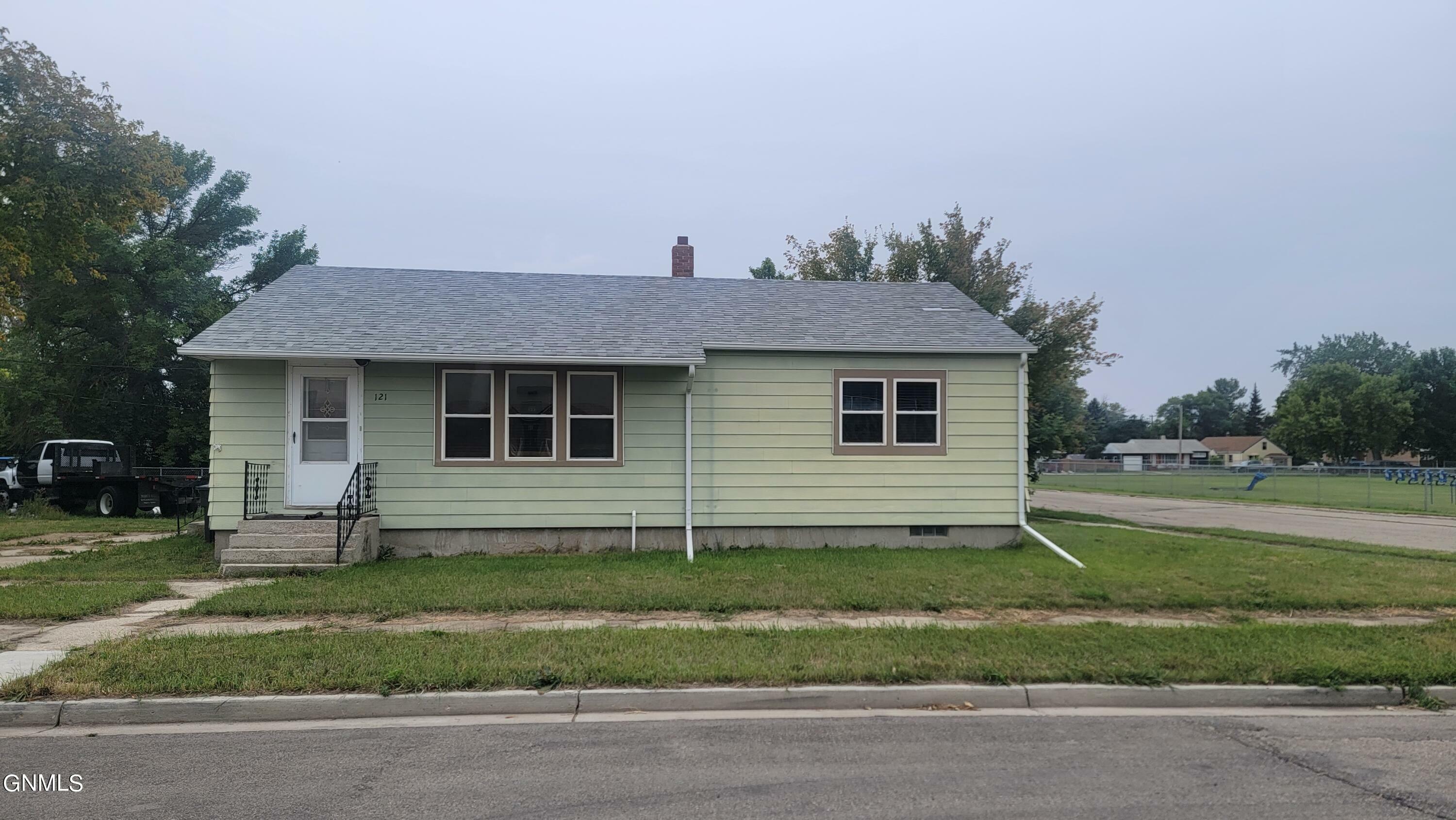 Property Photo:  121 4th Avenue SW  ND 58784 