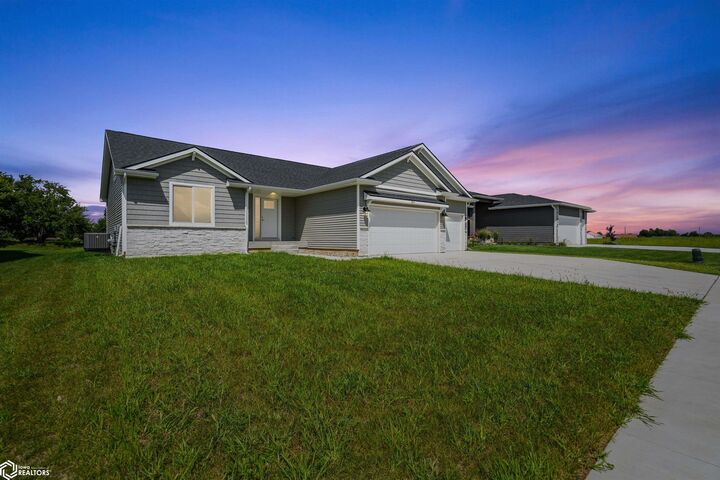 Property Photo:  811 Woodside Drive  IA 50158 