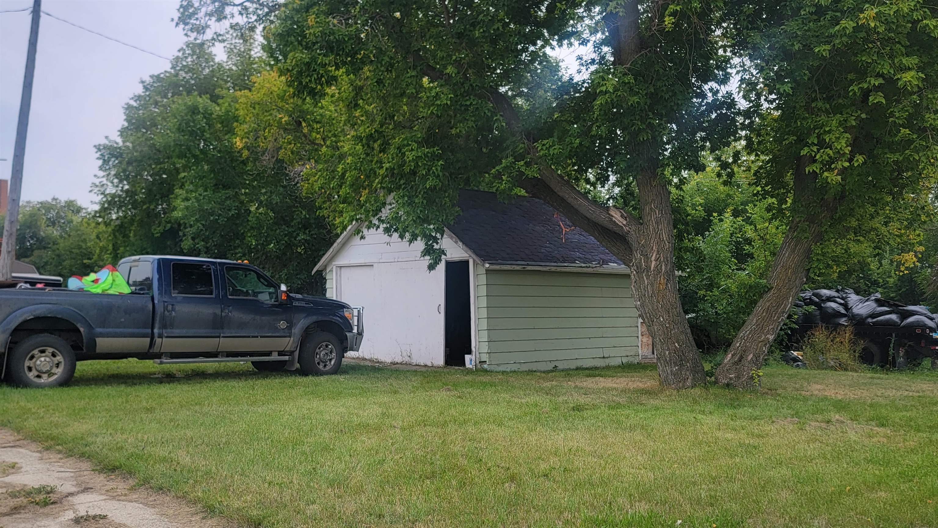 Property Photo: 121 SW 4th Ave ND 58784