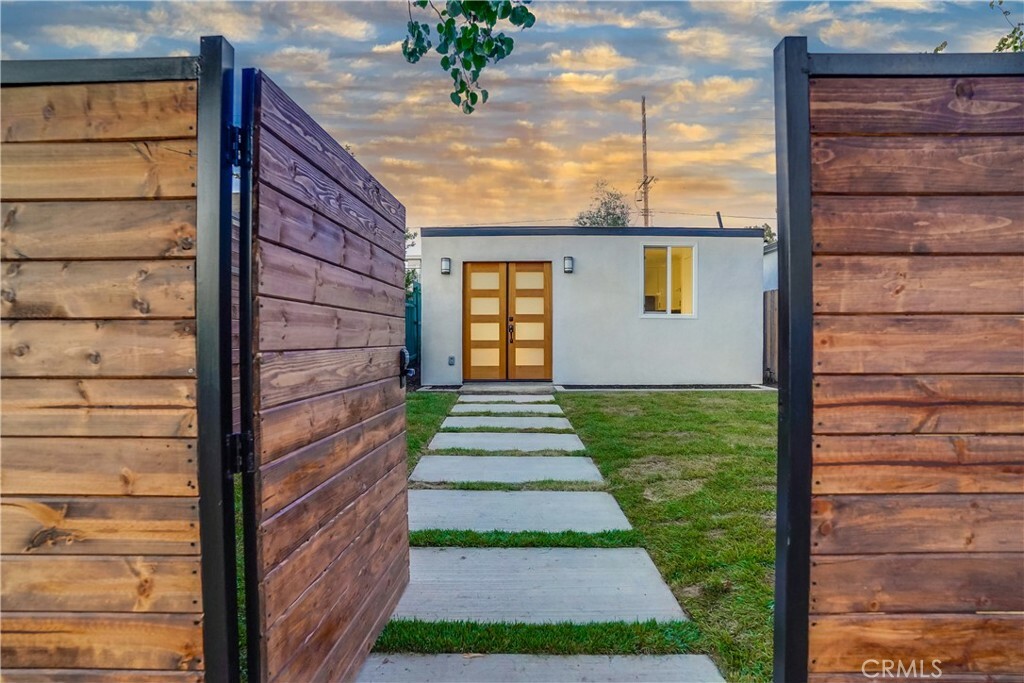 Property Photo:  2044 Walgrove Avenue  CA 90066 