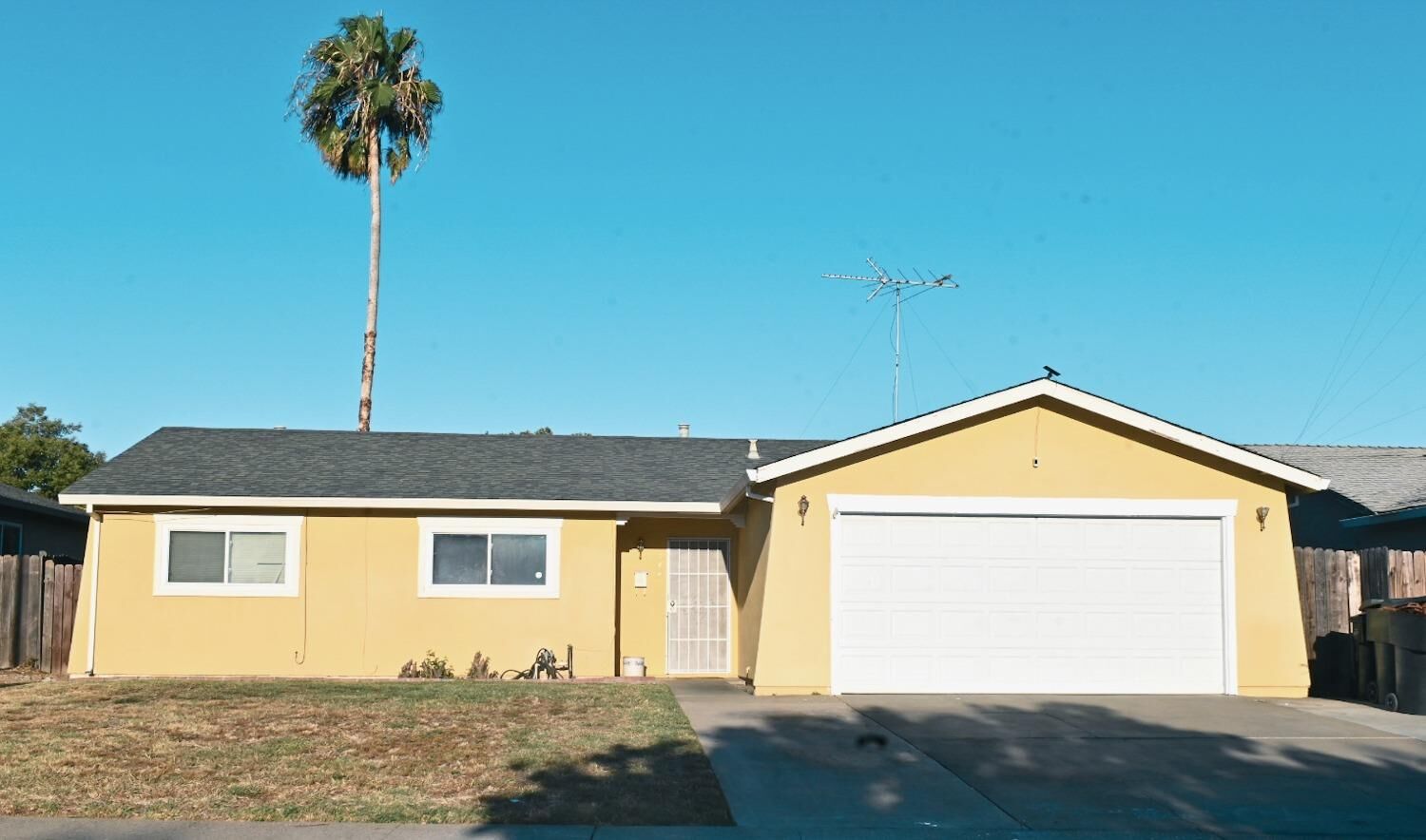 Property Photo:  7231 Vanita Way  CA 95828 