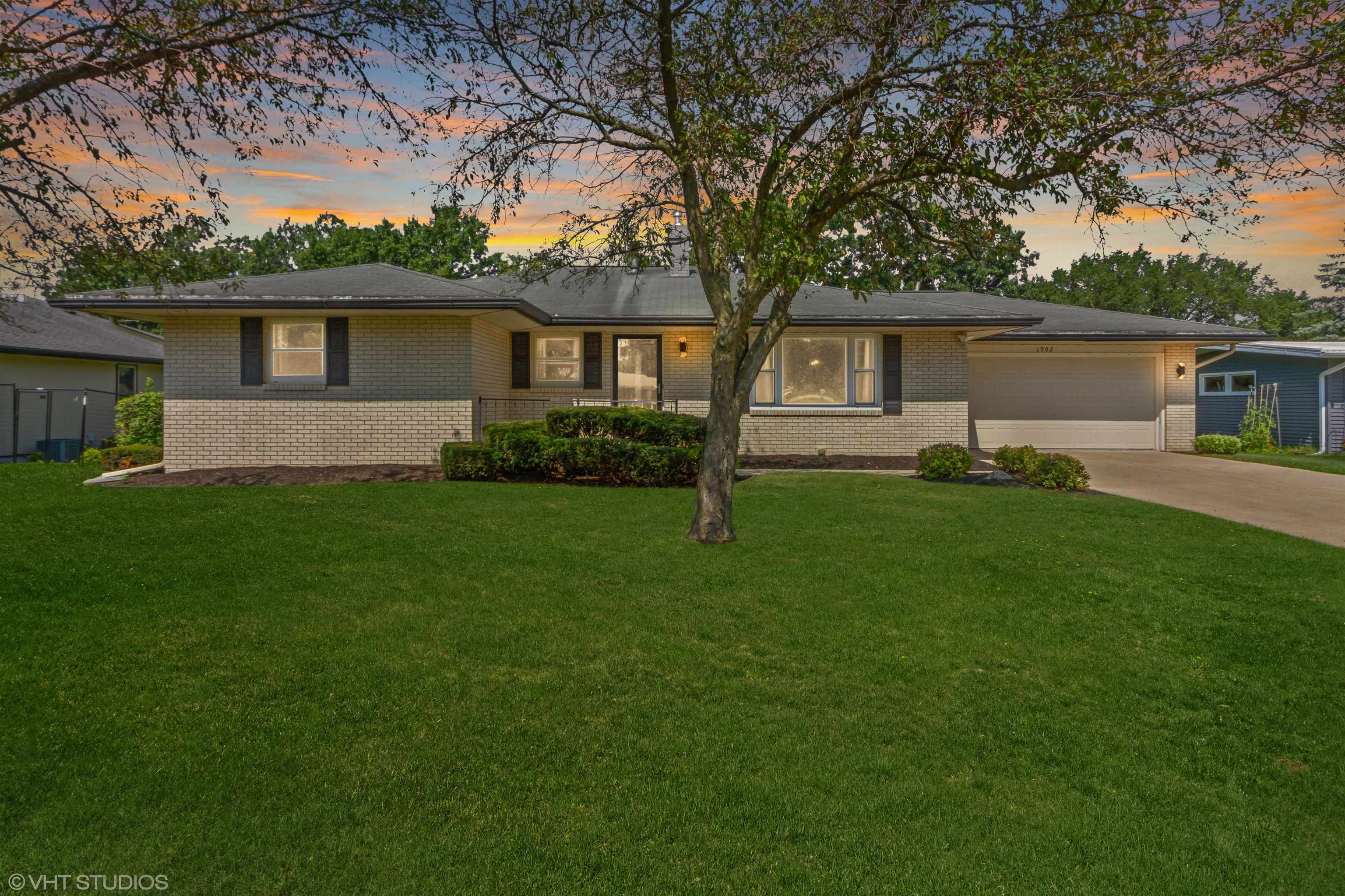 Property Photo:  1902 Oak Leaf Drive  IL 61080 