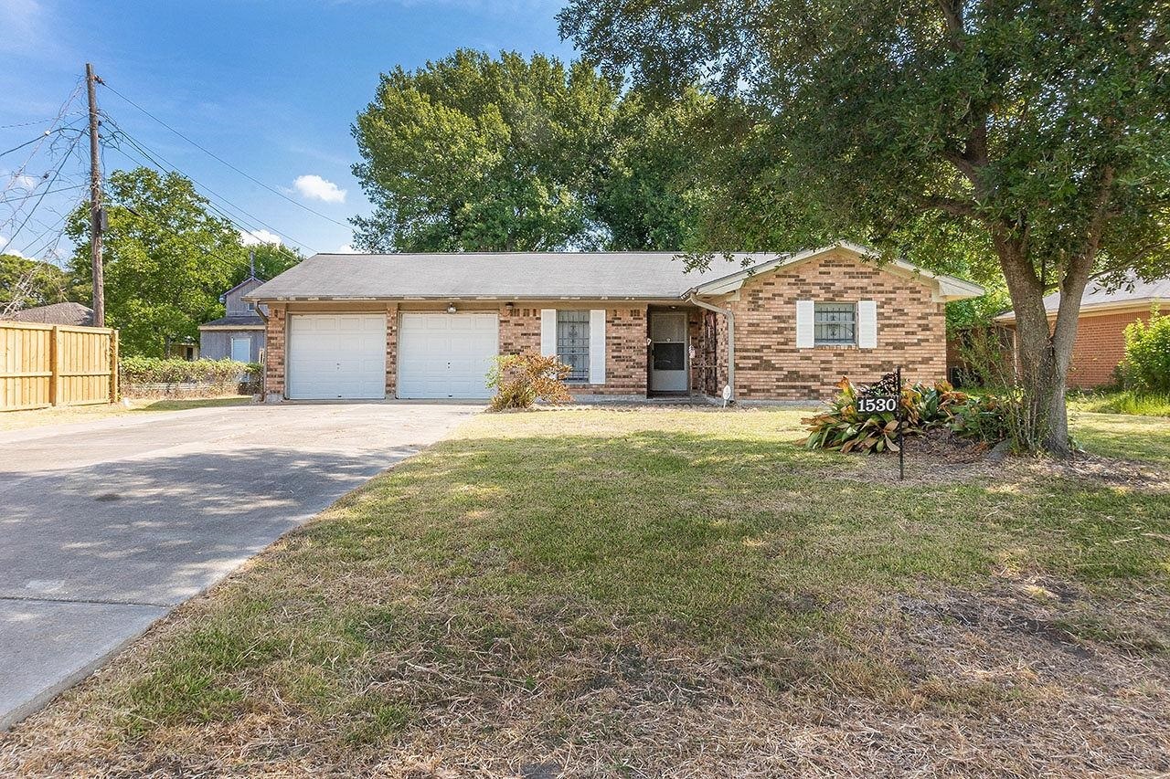 Property Photo: 1530 Vera Dr TX 77642-0426