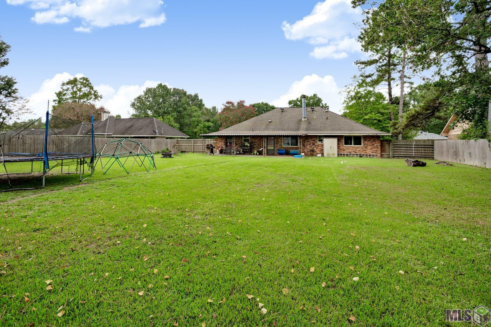 Property Photo: 3204 Meadowood Dr LA 70777