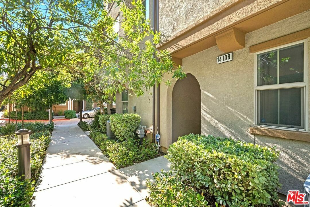 Property Photo: 14108 W Spruce Ln CA 91405