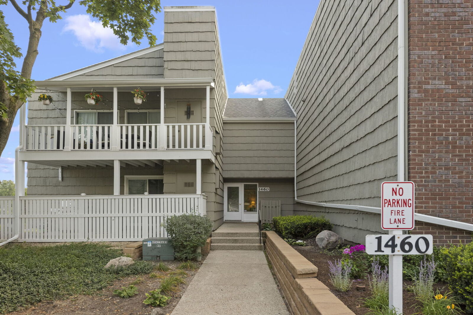 Property Photo:  1460 Stonebridge Trail 1-2  IL 60189 