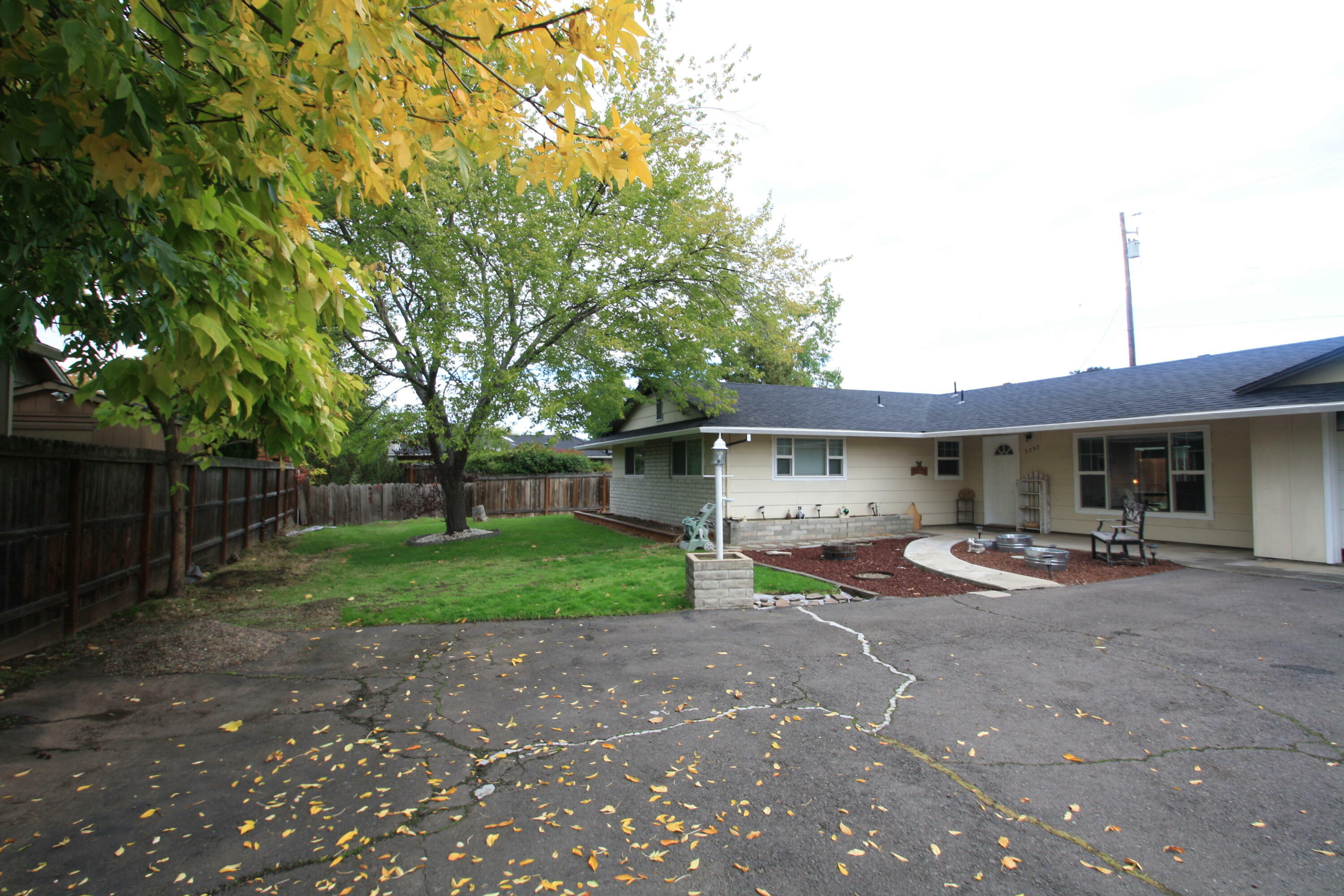 Property Photo:  2237 Roberts Road  OR 97504 