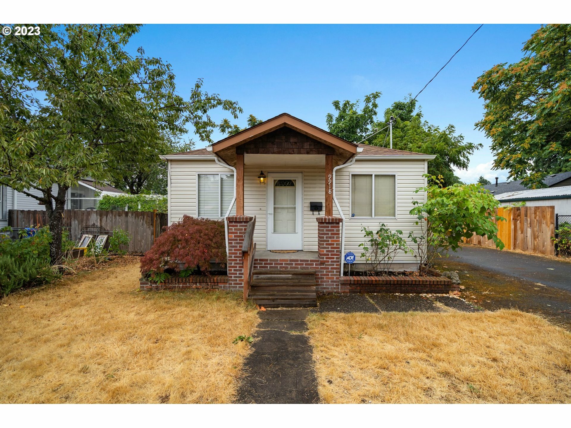 Property Photo:  9918 SE Harold St  OR 97266 