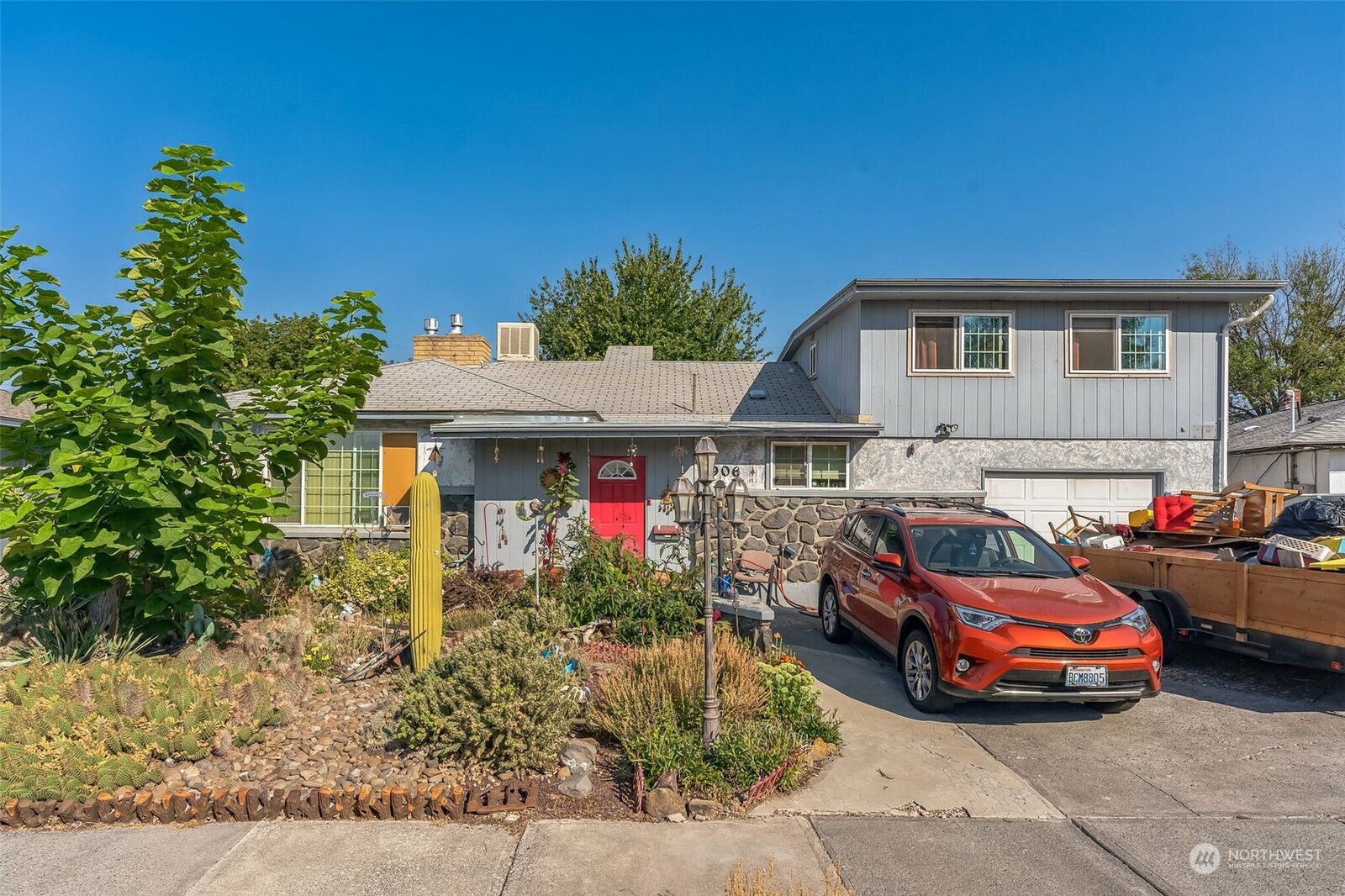 Property Photo: 906 S Dahlia Drive WA 98837