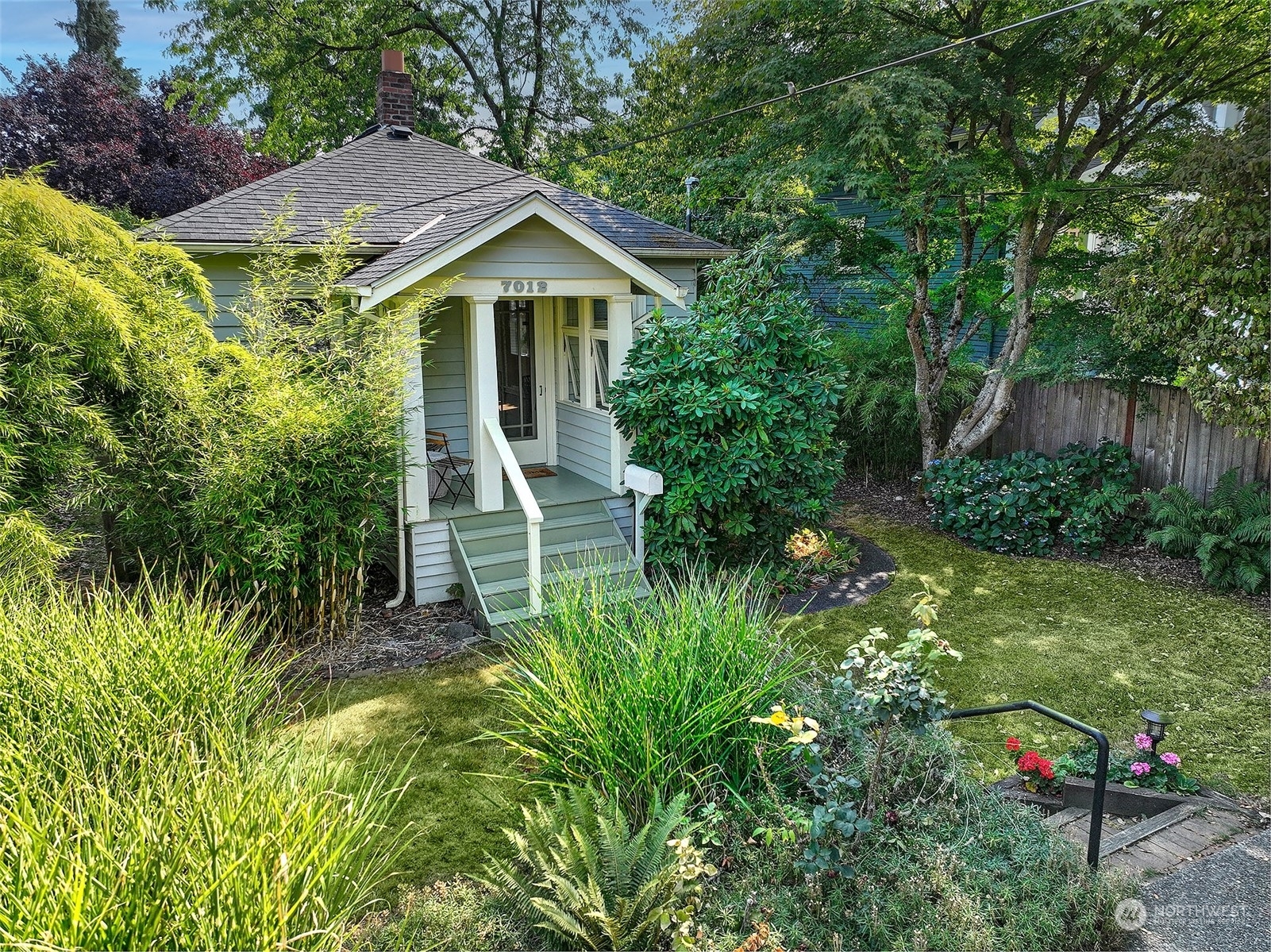 Property Photo:  7012 Ravenna Avenue NE  WA 98115 