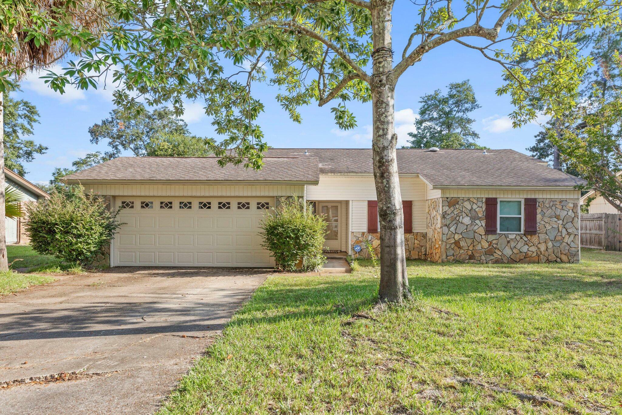 Property Photo:  1018 Darlington Oak Drive  FL 32578 