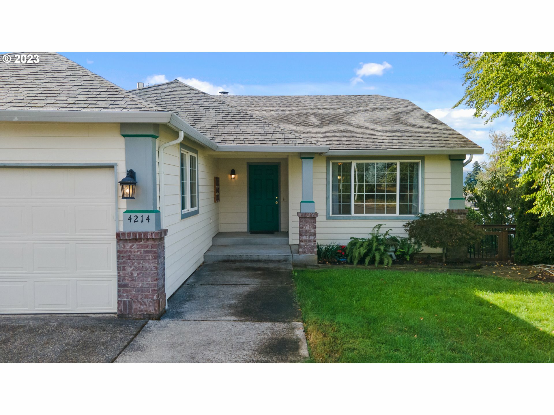 Property Photo: 4214 M Dr WA 98671