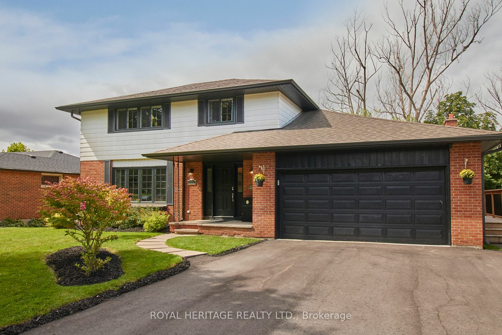 Property Photo: 894 Juniper St ON L1G3E1