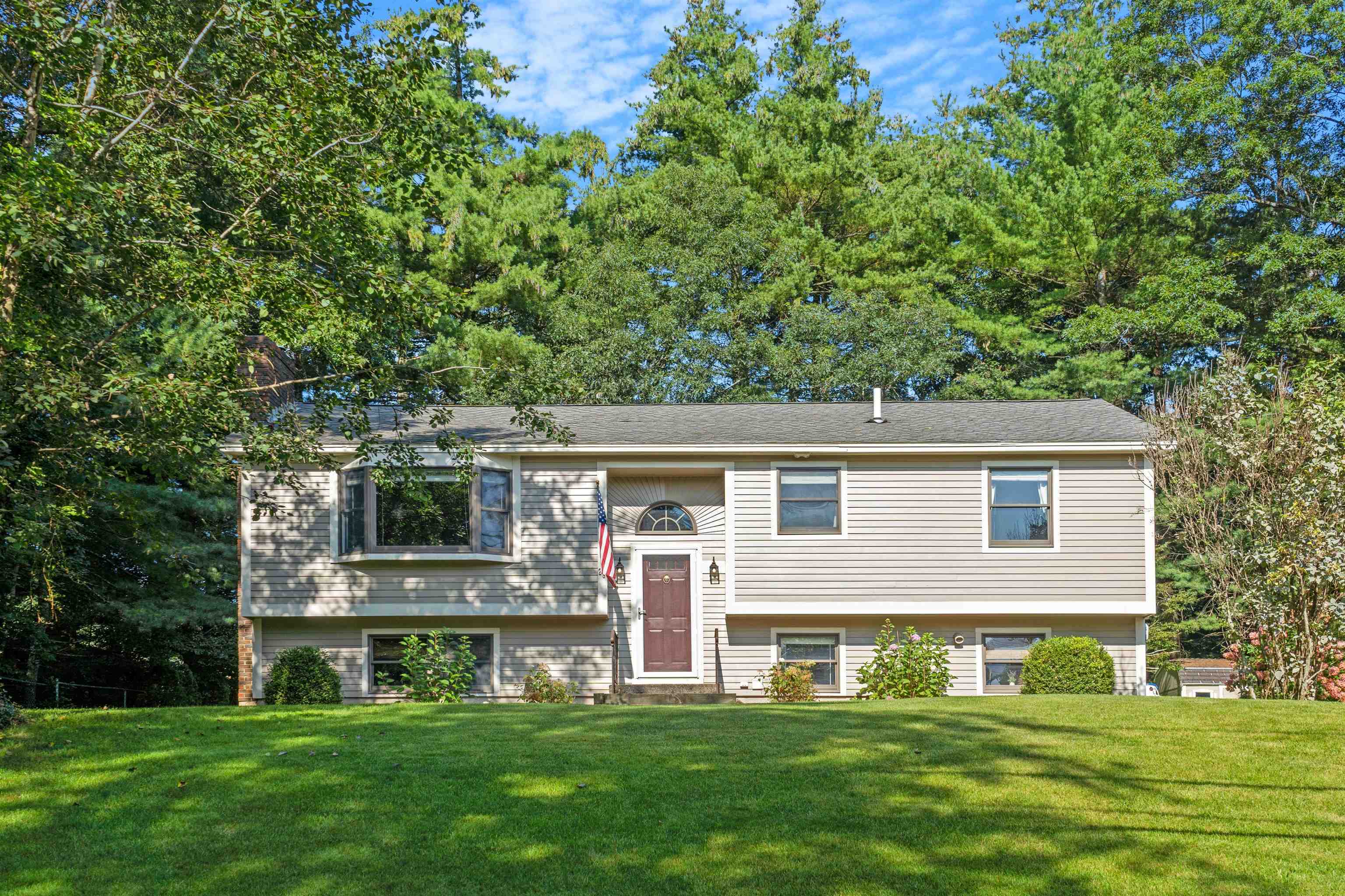 Property Photo:  29 Country Side Drive  NH 03062-0000 