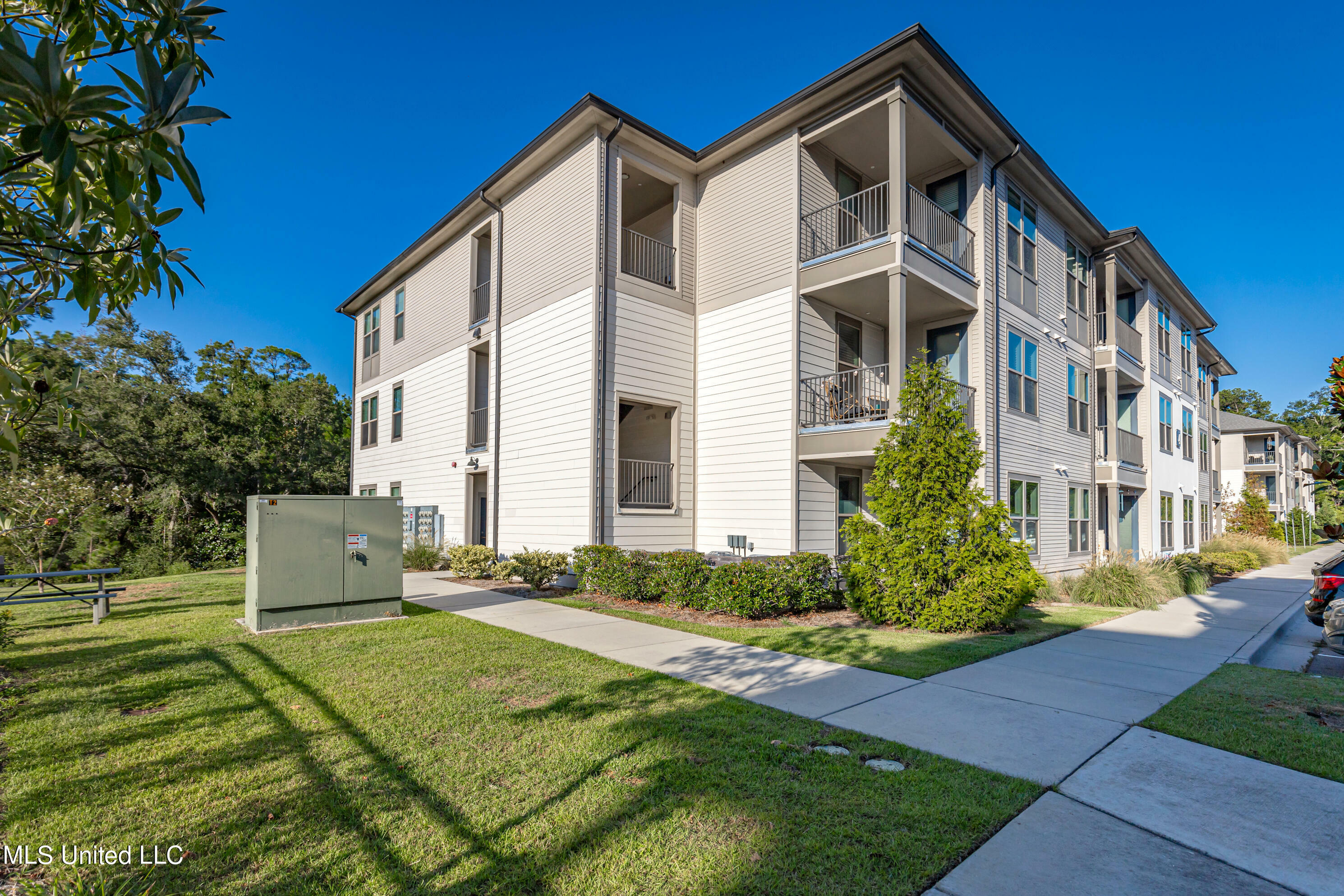 Property Photo:  2501 Bienville Boulevard  MS 39564 