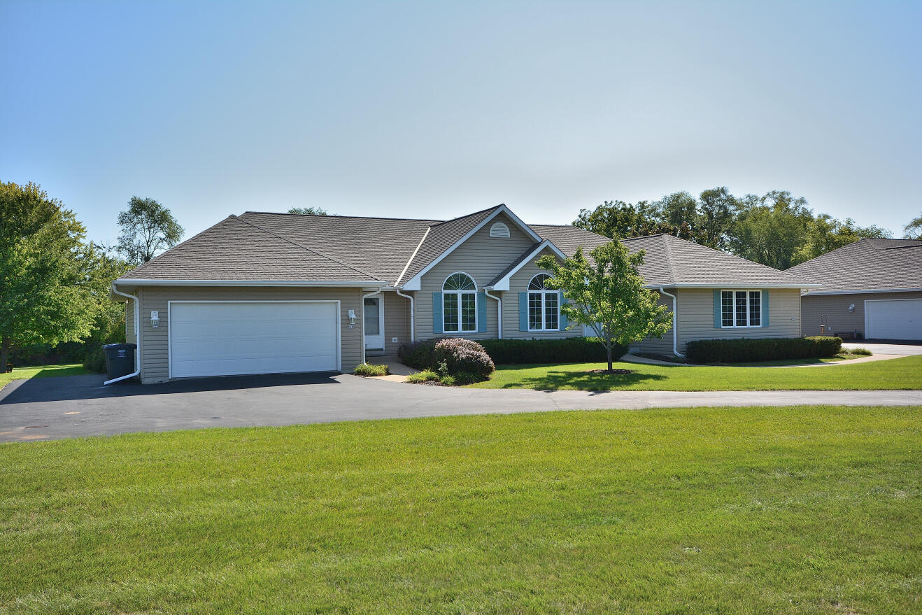 Property Photo: 542 Kettle Moraine Dr WI 53119