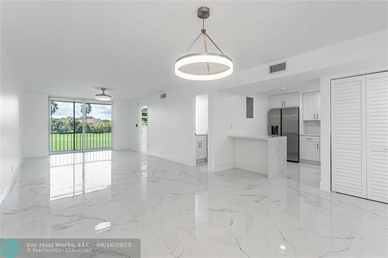 Property Photo: 9811 N Hollybrook Lake Dr 205 FL 33025