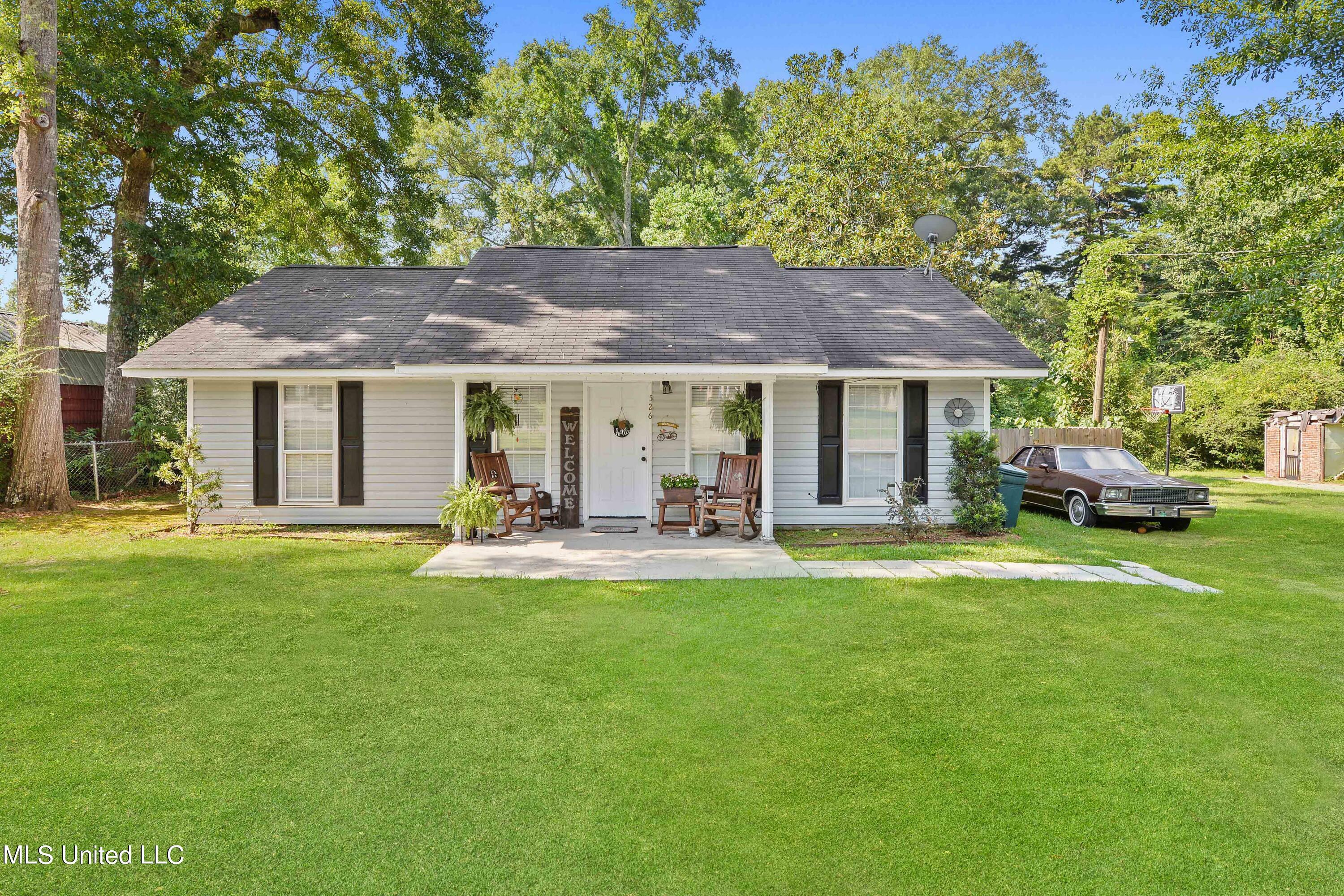 Property Photo:  526 E Bond Avenue  MS 39577 