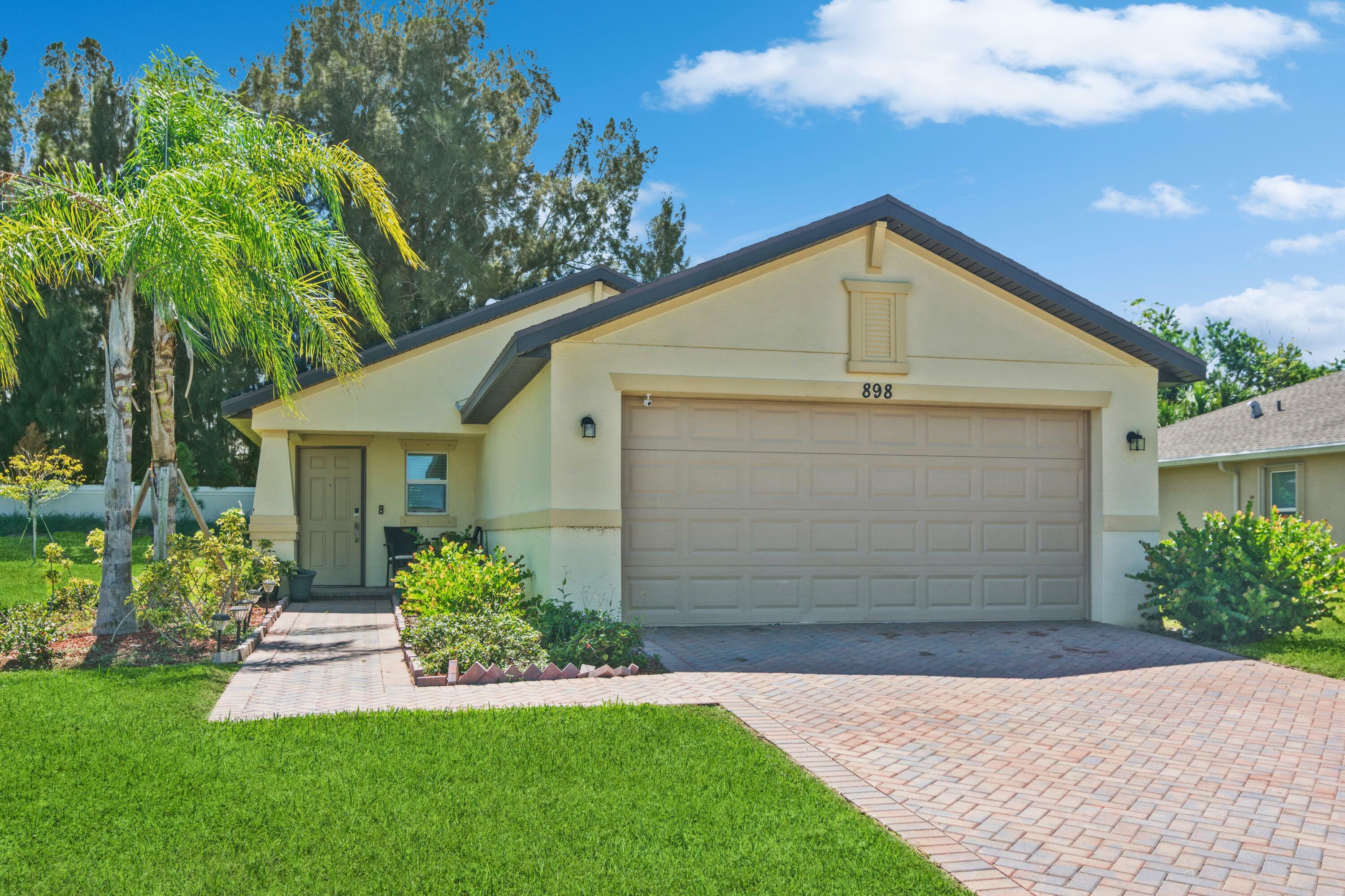 Property Photo:  898 Bent Creek Drive  FL 34947 